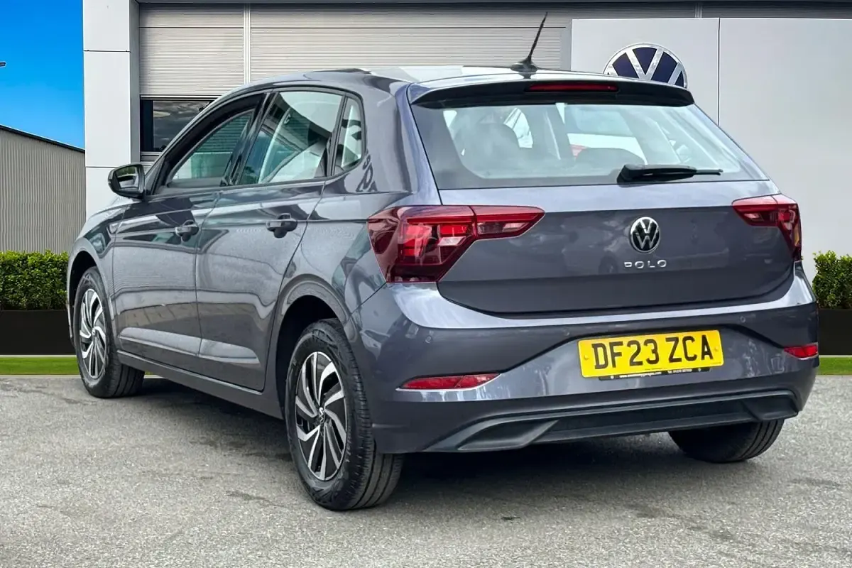 Begagnad VW Polo Life 95 HK (69 kW) 2023 Grå Halvkombi