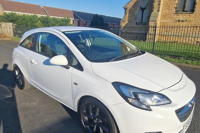 Used Vauxhall Corsa Design Edition 70 HP (51 kW) 2015 White Hatchback