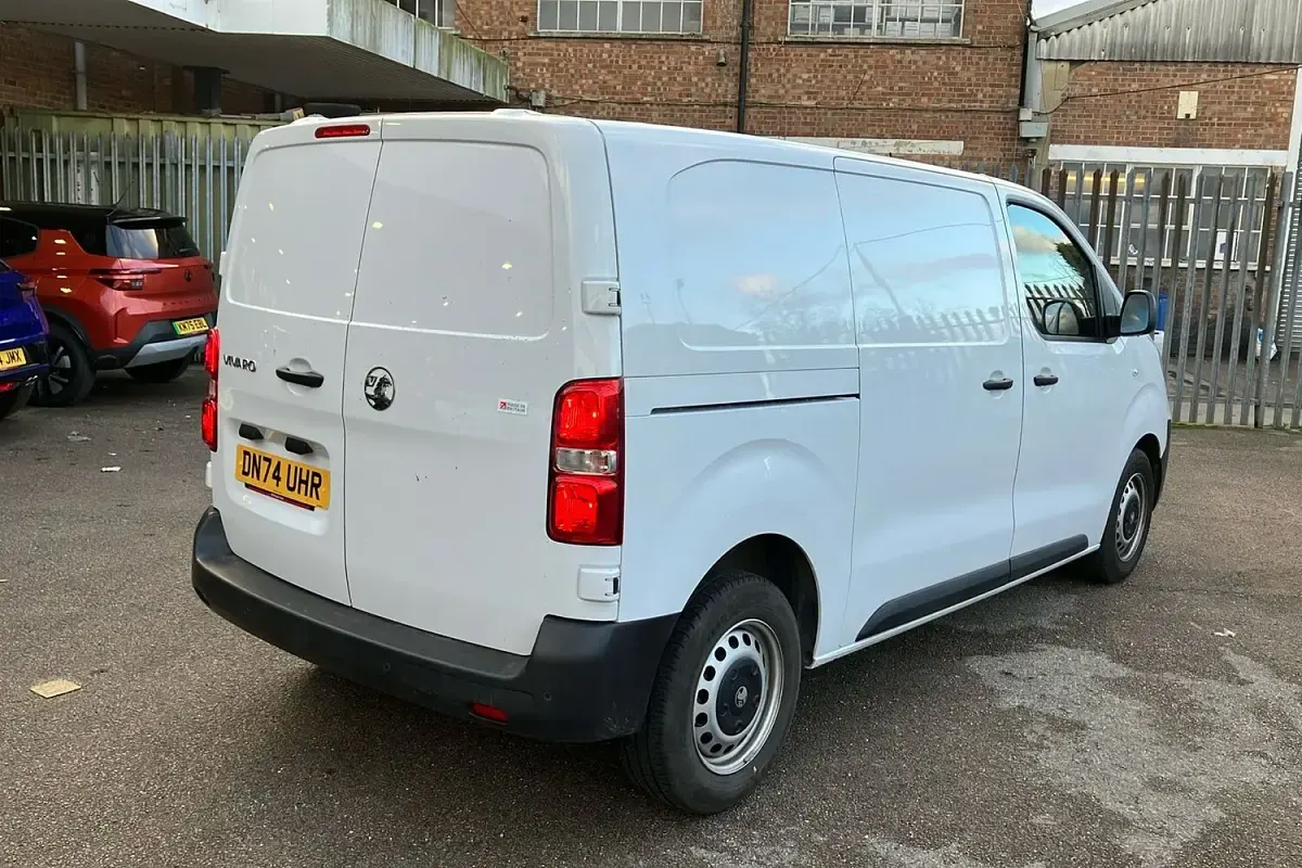 Used Vauxhall Vivaro S 120 HP (88 kW) 2024 Kaolin white MPV