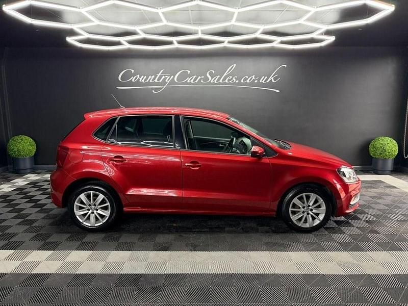 Used VW Polo SE 75 HP (55 kW) 2015 Red Hatchback
