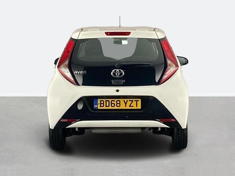 Used Toyota Aygo X-play 72 HP (52 kW) 2019 White Hatchback