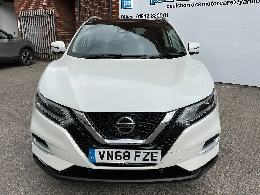 Used Nissan Qashqai Tekna 2018 White SUV