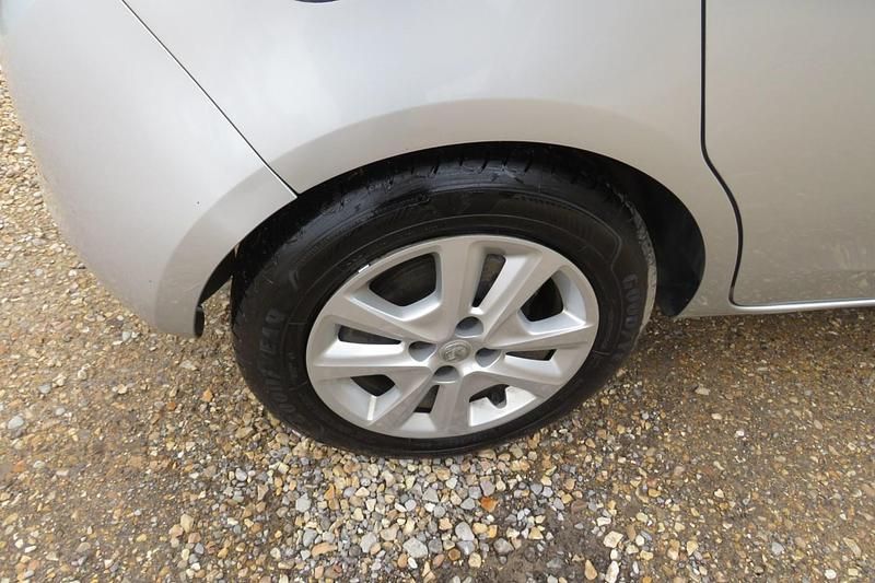 Used Vauxhall Corsa Design Edition 75 HP (55 kW) 2018 Silver Hatchback