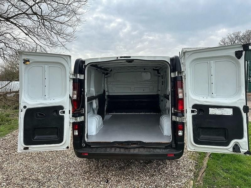 Used Vauxhall Vivaro 120 HP (88 kW) 2014 White MPV