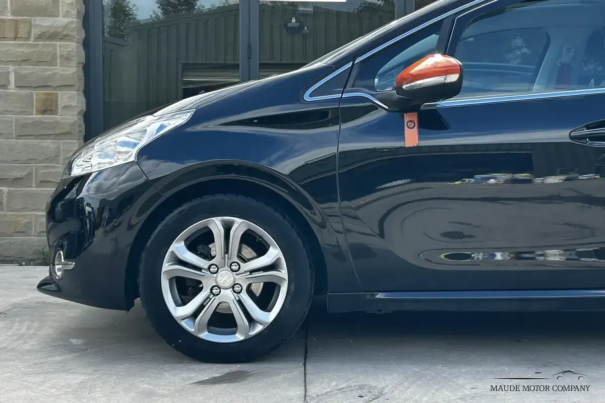 Used Peugeot 208 Roland Garros 82 HP (60 kW) 2015 Black Hatchback