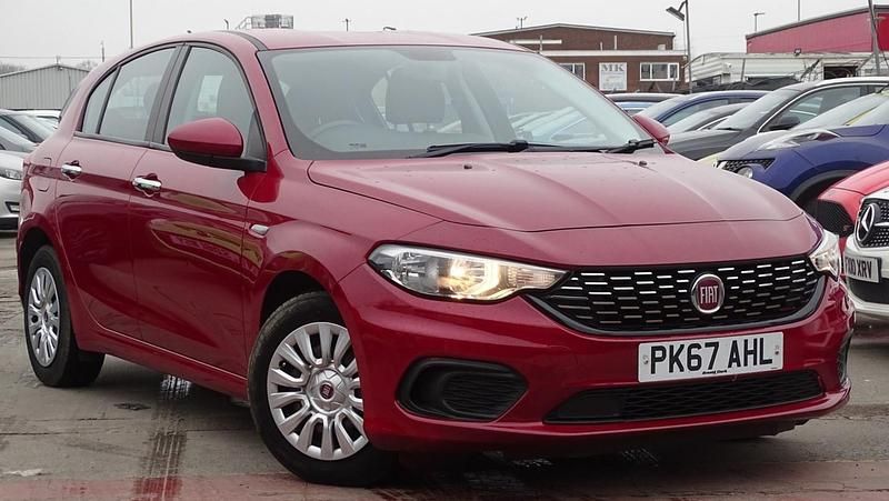 Used Fiat Tipo Easy 95 HP (69 kW) 2017 Red Hatchback
