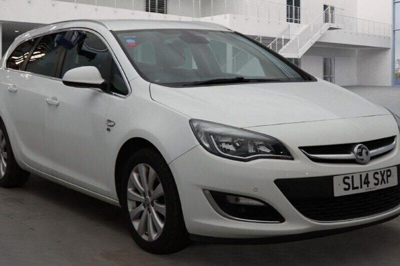 White Used 2014 Vauxhall Astra Elite Estate | £5,995 (A bit pricey) - Image 1/1