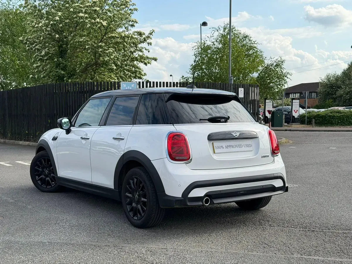 Usado Mini Cooper Classic 134 CV (98 kW) 2024 Blanco Utilitario