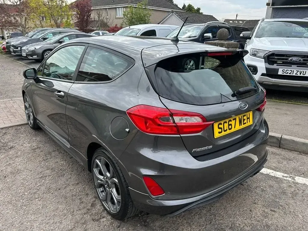 Usado Ford Fiesta ST-Line 100 HP (73 kW) 2018 Cinzento Citadino