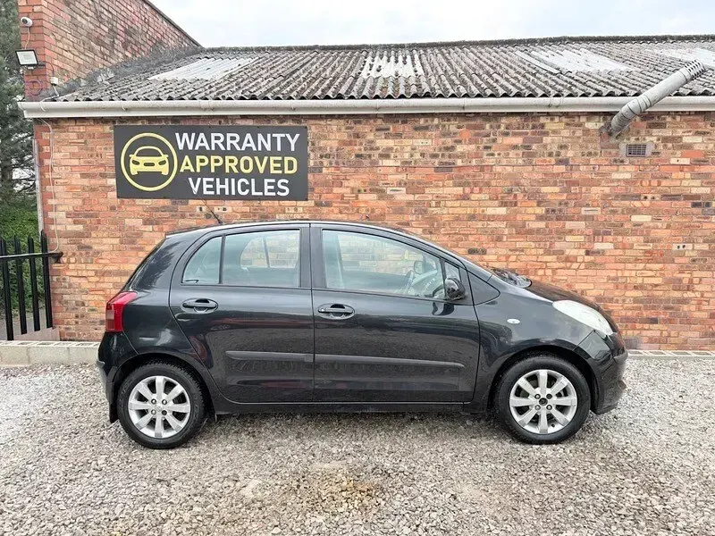 Used Toyota Yaris 85 HP (62 kW) 2007 Black Hatchback