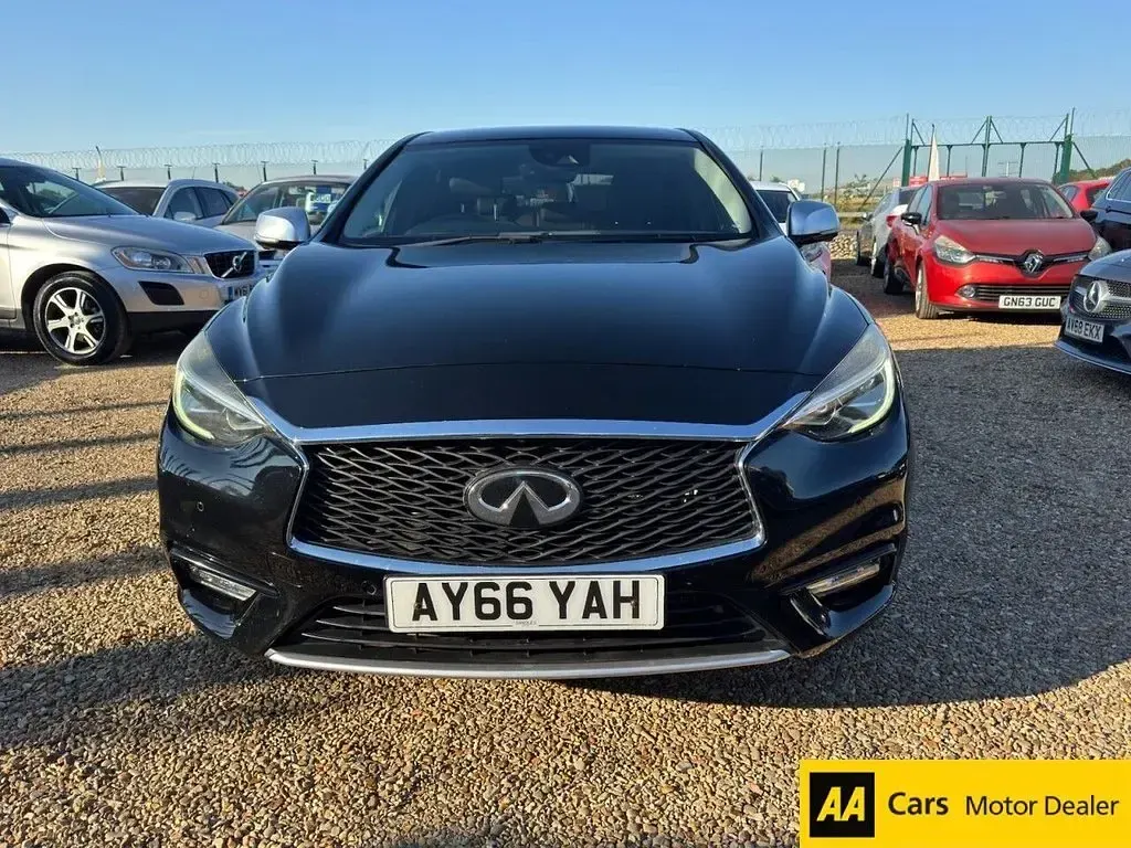 Used Infiniti Q30 109 HP (80 kW) 2016 Black Hatchback