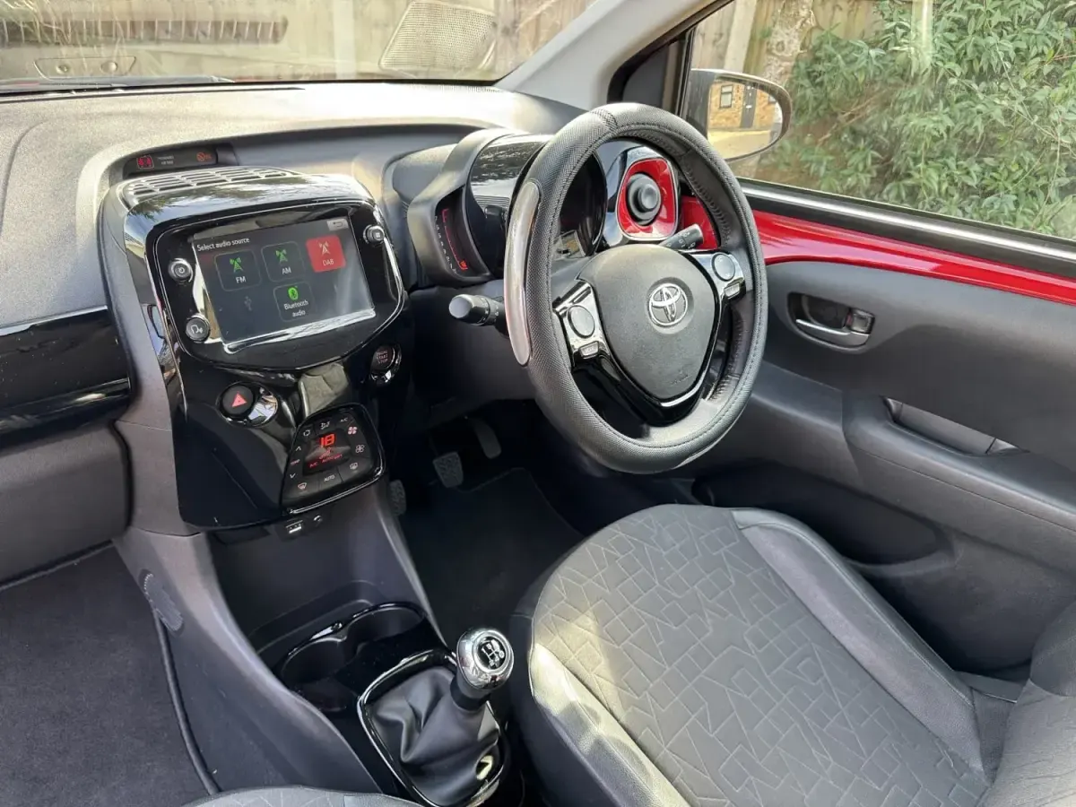 Usado Toyota Aygo X-clusiv 72 HP (52 kW) 2021 Vermelho Citadino