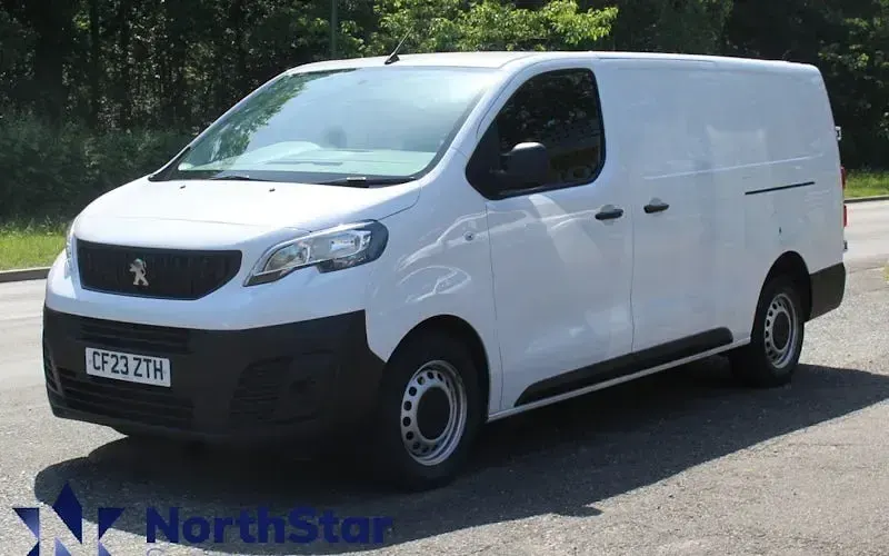 Käytetty Peugeot Expert Premium 102 HP (75 kW) 2023 Van