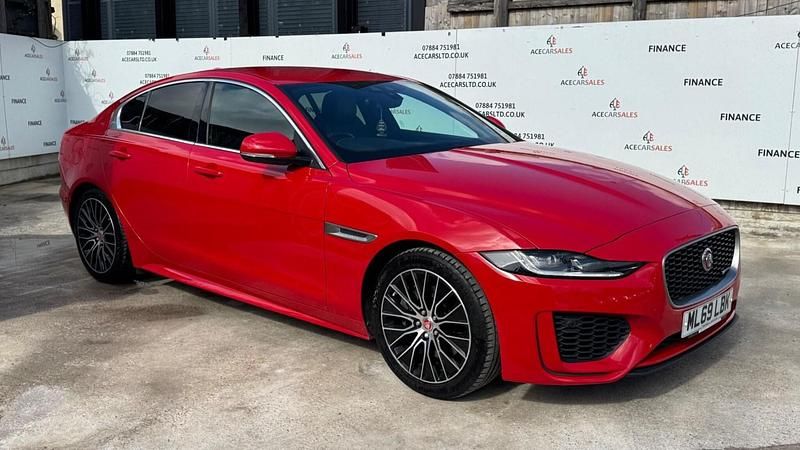Begagnad Jaguar XE R-Dynamic 300 HK (220 kW) 2019 Röd Sedan