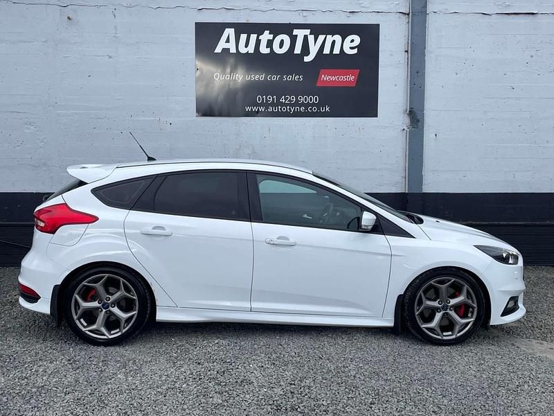 Used Ford Focus ST 2015 White Hatchback