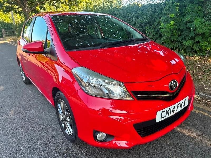 Red Used 2014 Toyota Yaris Plus Hatchback | £4,494 (Fair price) - Image 1/4