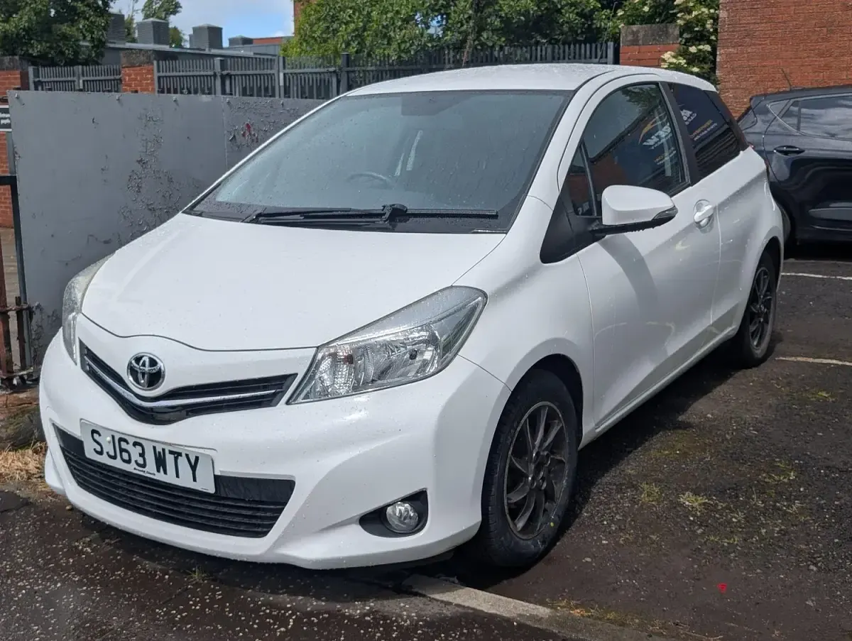 Used Toyota Yaris Edition 69 HP (50 kW) 2013 White Hatchback