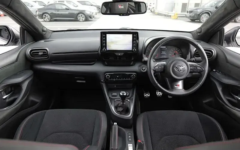 Used Toyota Yaris 261 HP (191 kW) 2021 White Hatchback