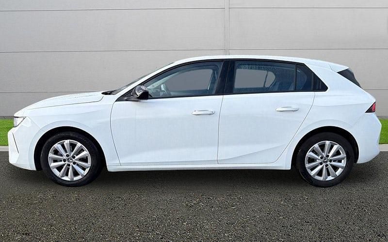 Used Vauxhall Astra Design Edition 131 HP (96 kW) 2025 White Hatchback