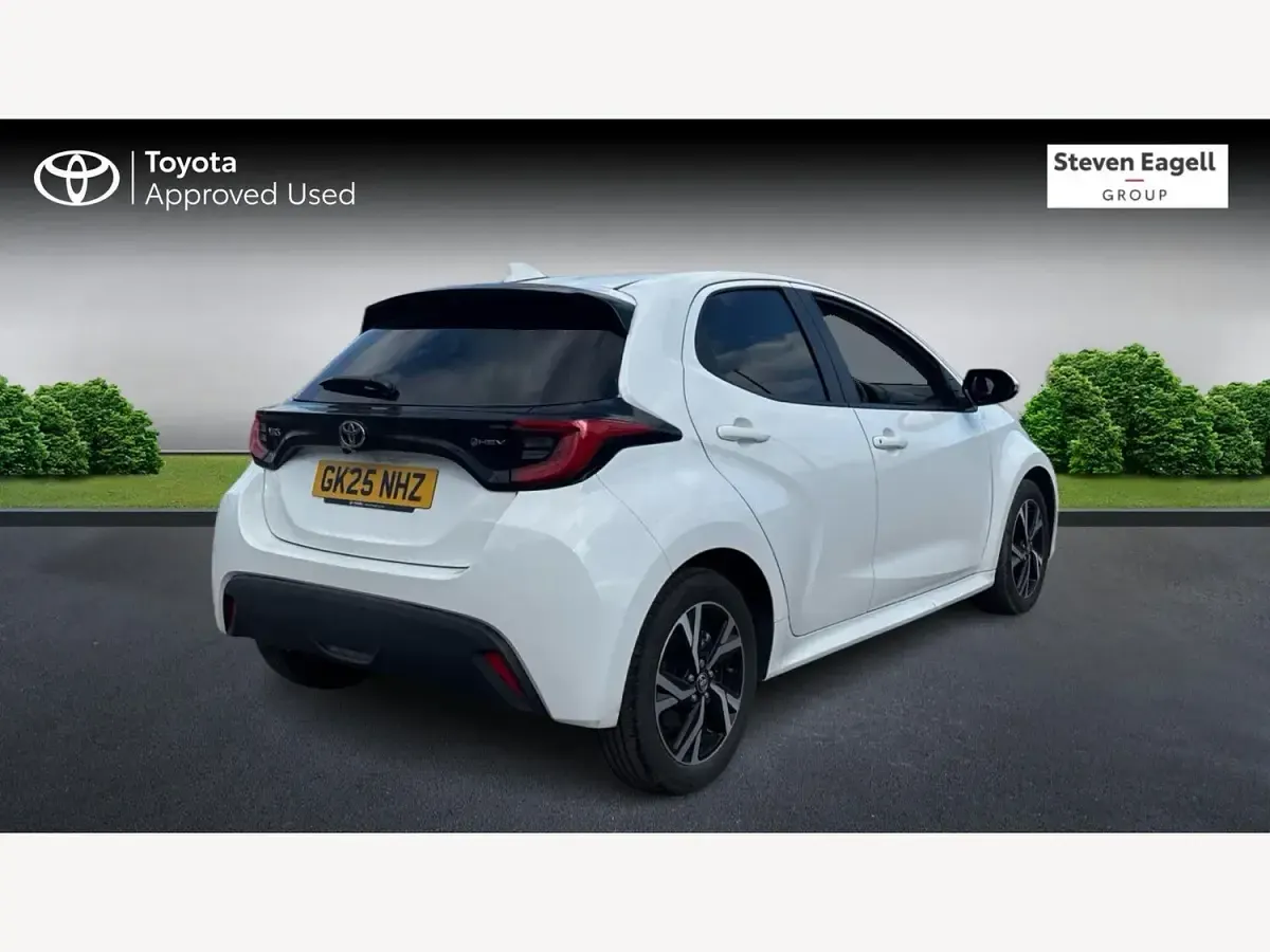 Used Toyota Yaris Design 114 HP (83 kW) 2025 White Hatchback