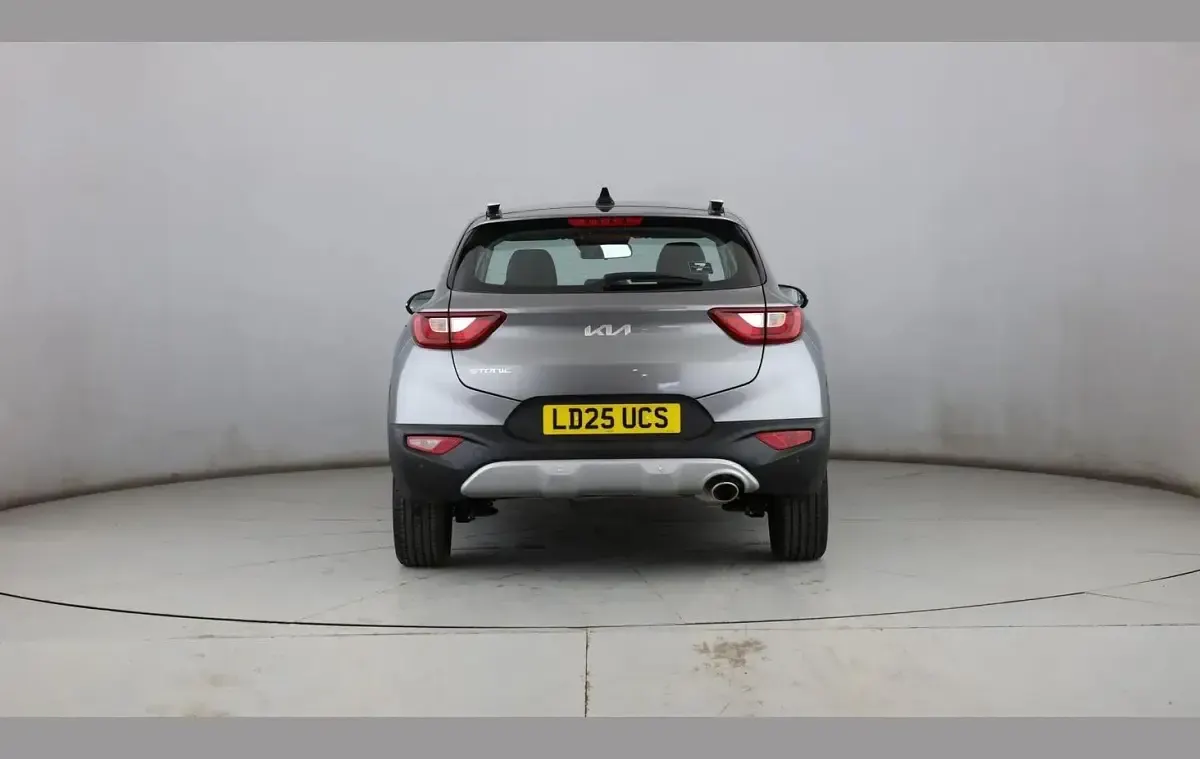Usado Kia Stonic 100 CV (73 kW) 2025 Gris SUV