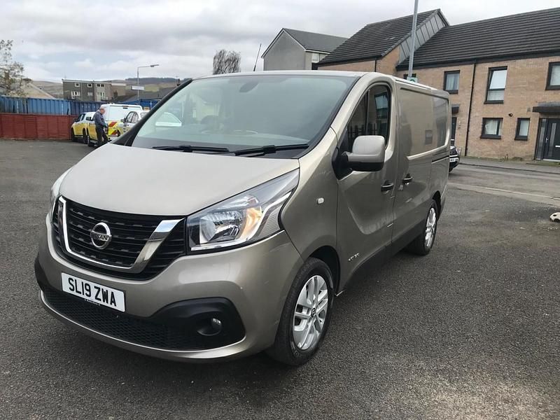 Used Nissan NV300 Tekna 120 HP (88 kW) 2019 Grey Van