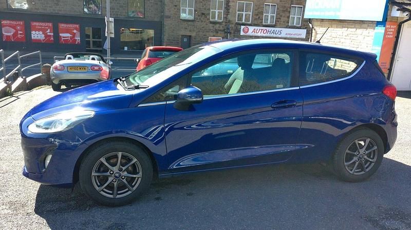 Used Ford Fiesta Zetec 70 HP (51 kW) 2017 Blue Hatchback