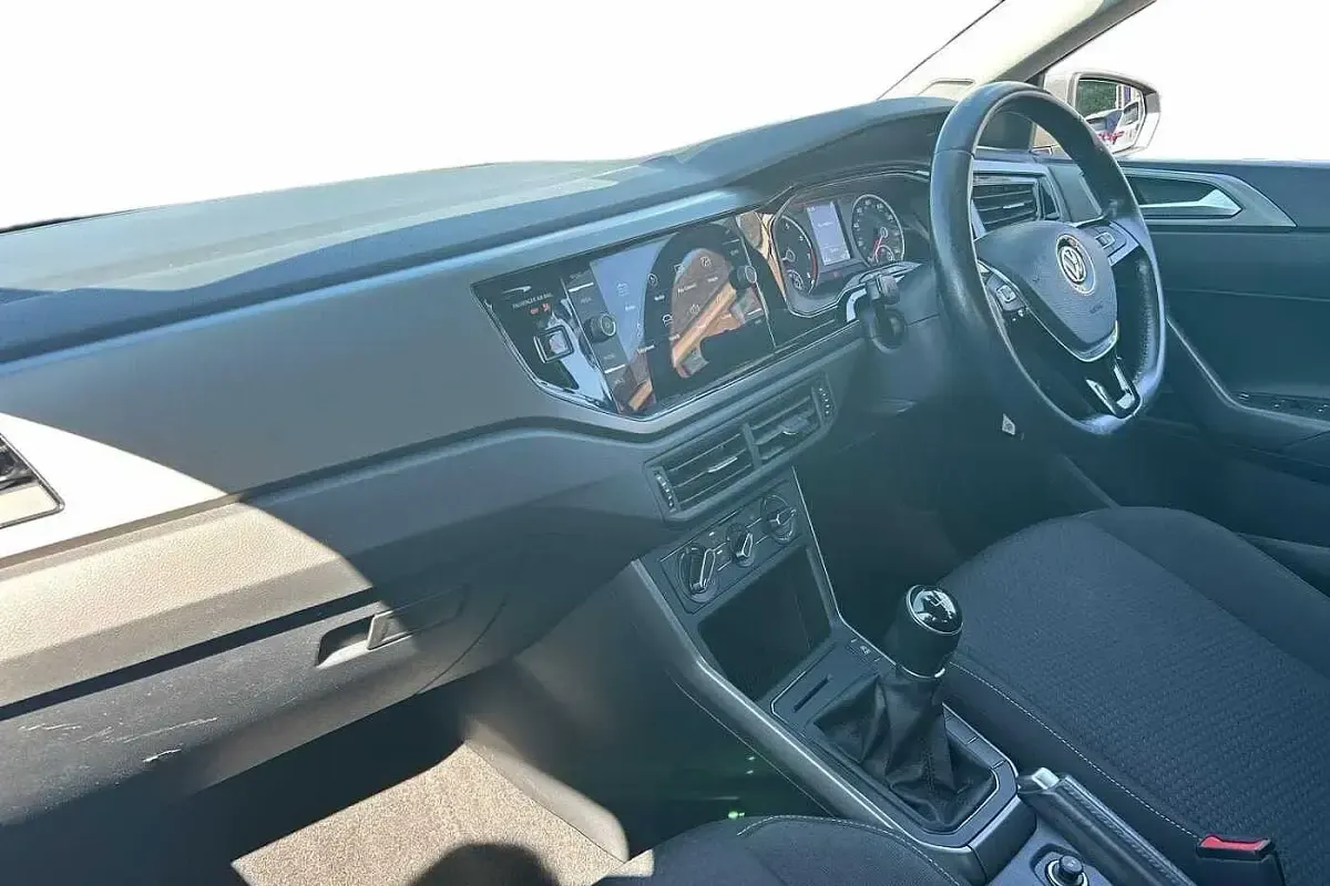Used VW Polo SE 65 HP (47 kW) 2019 Limestone grey Hatchback
