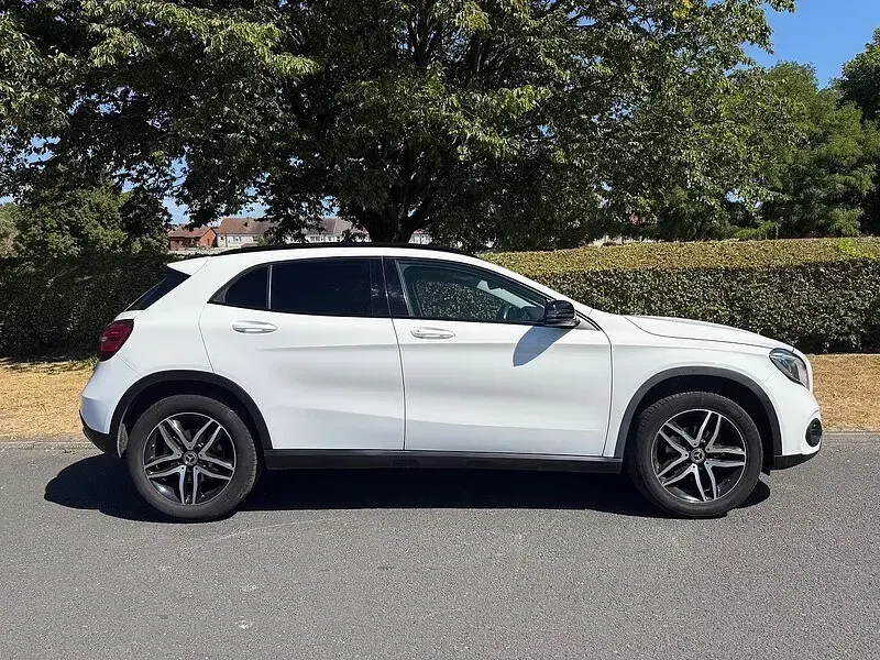 Used Mercedes GLA180 Urban 122 HP (89 kW) 2019 White SUV