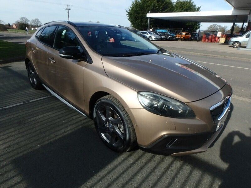 Used 2013 Volvo V40 CC SE Lux Estate | £8,450 (Fair price) - Image 1/4