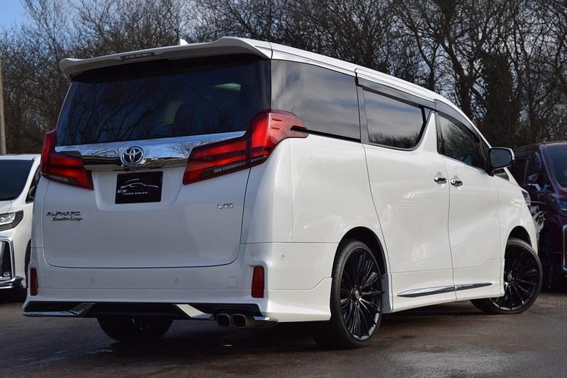 Second-hand Toyota Alphard Executive 2024 Alb Monovolum