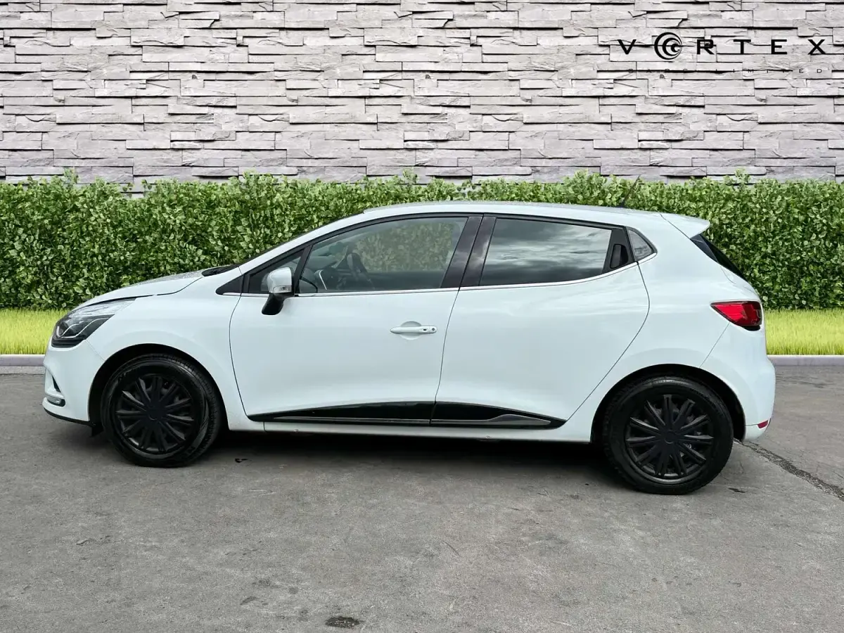 Used Renault Clio Iconic 90 HP (66 kW) 2019 White Hatchback