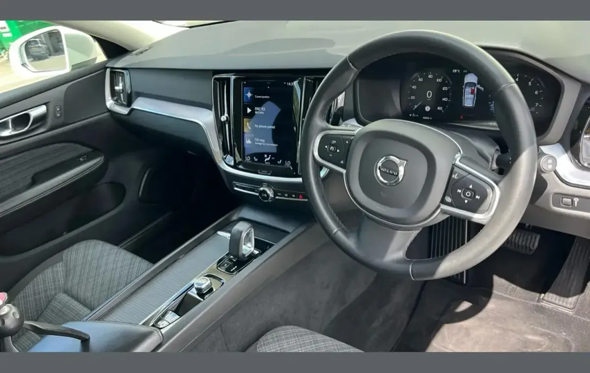 Used Volvo V60 Momentum 161 HP (118 kW) 2022 White Estate