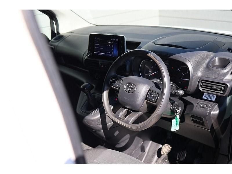 Used Toyota Proace 120 HP (88 kW) 2023 White MPV