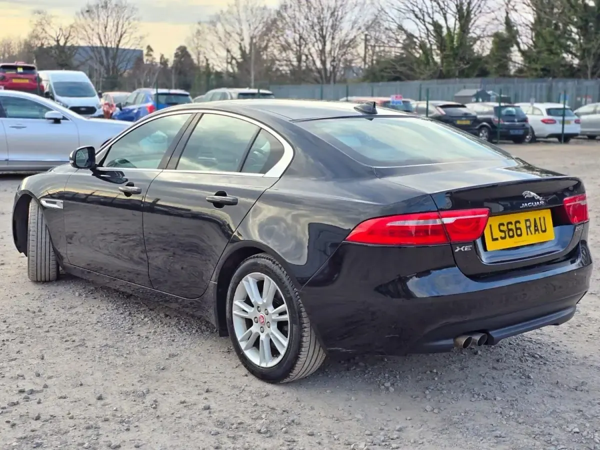 Usado Jaguar XE Prestige 180 HP (132 kW) 2016 Preto Sedan