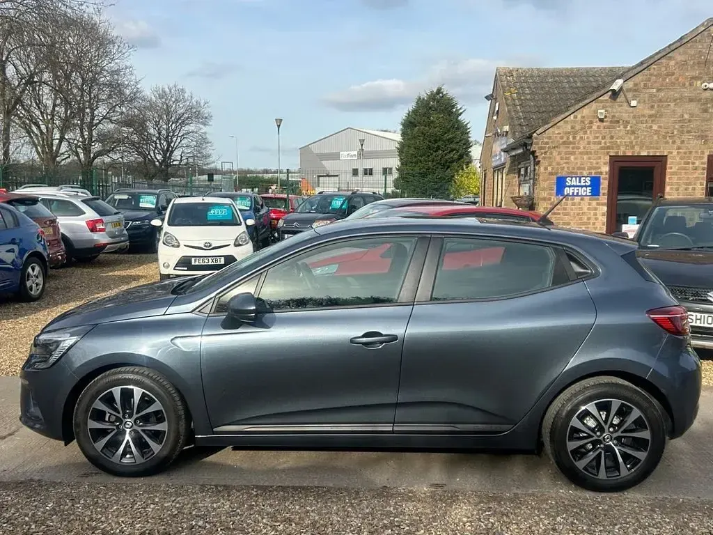 Used Renault Clio V Iconic 90 HP (66 kW) 2022 Grey Hatchback