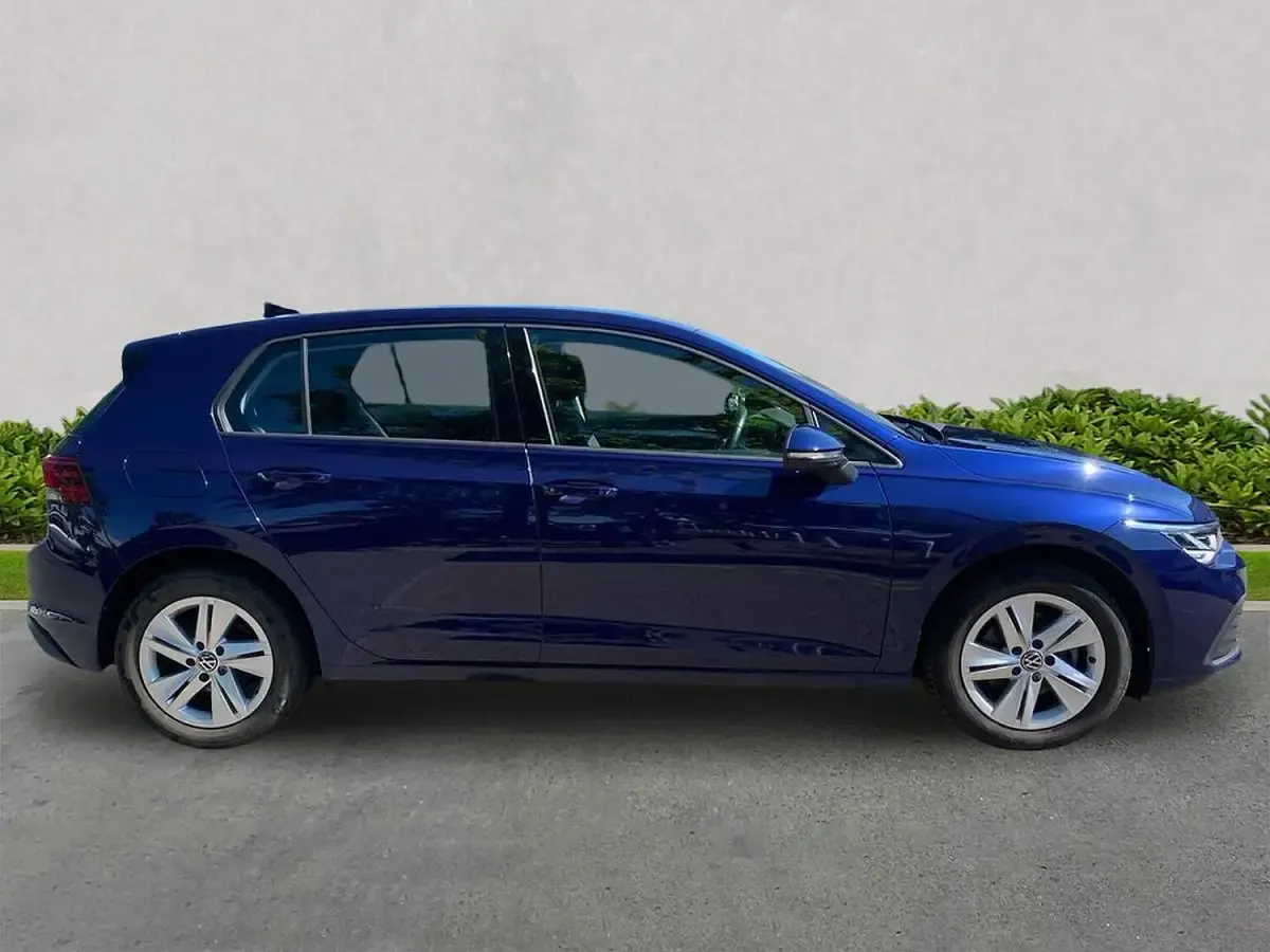 Used VW Golf VIII Life 150 HP (110 kW) 2022 Blue Hatchback