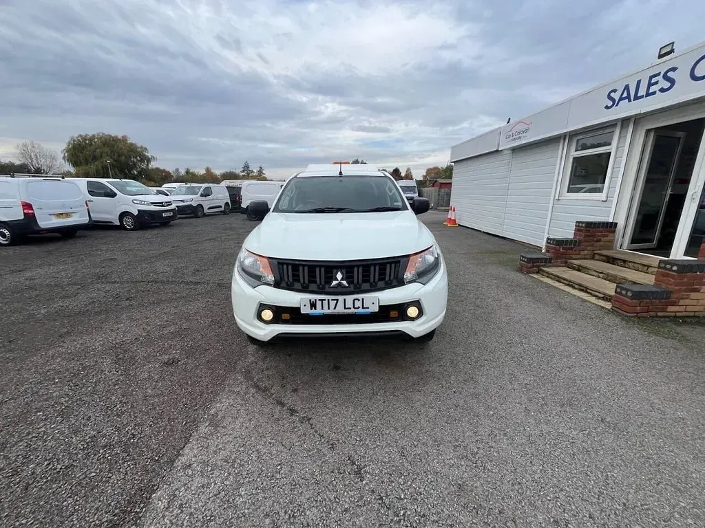Used Mitsubishi L200 2017 White Pickup
