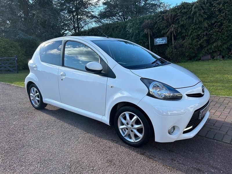 Used Toyota Aygo 68 HP (50 kW) 2013 White Hatchback