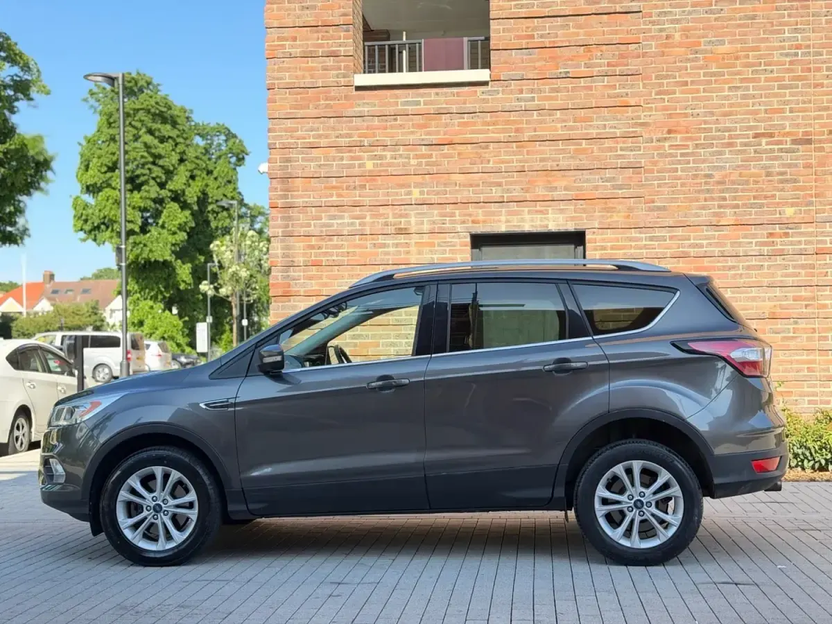 Begagnad Ford Kuga Titanium 182 HK (133 kW) 2017 Grå SUV