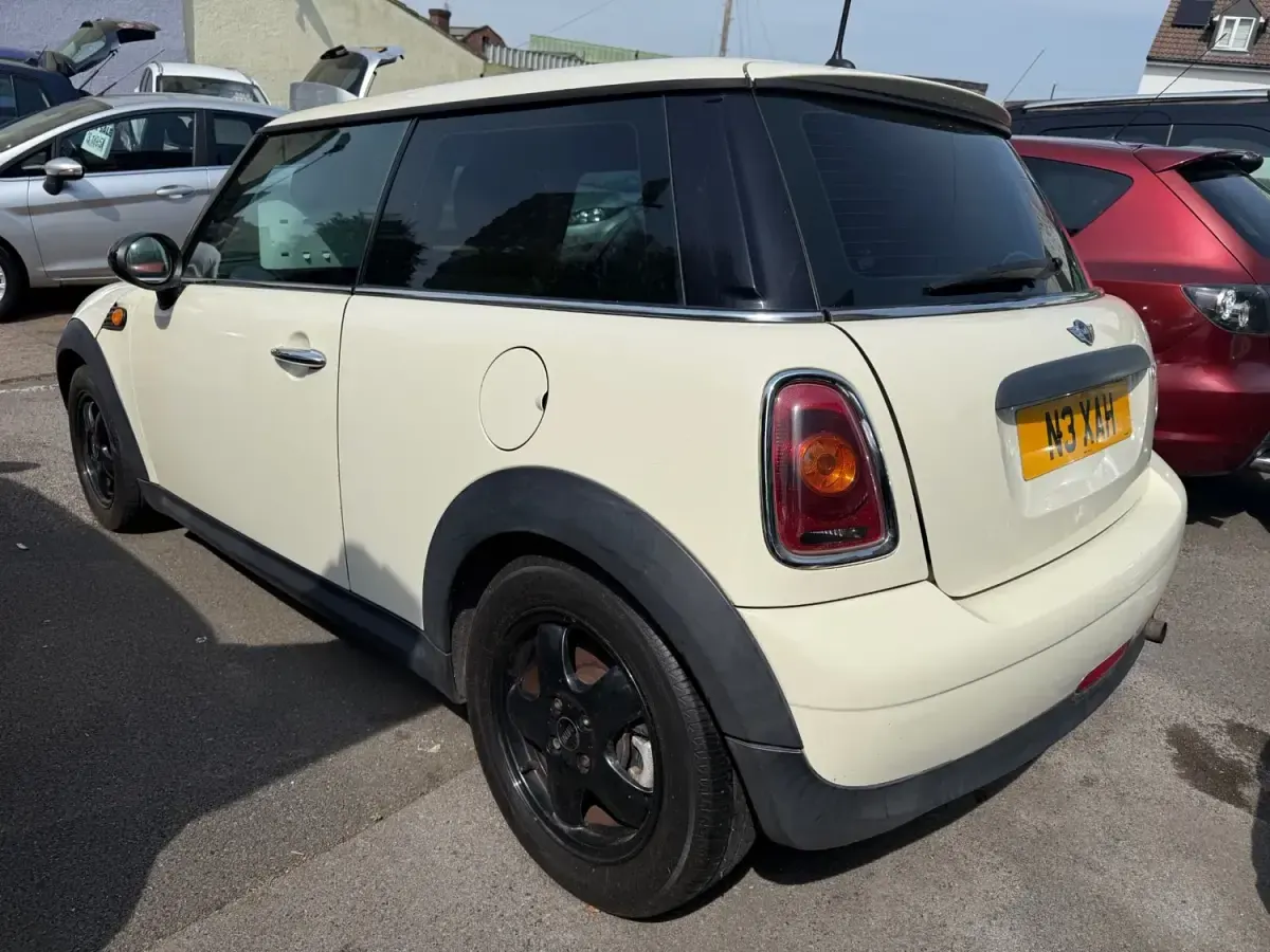 Begagnad Mini ONE Hatch 2008 Vit Halvkombi