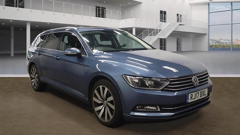 Harvard blue Used 2017 VW Passat Business Estate | £9,475 (Fair price) - Image 1/4