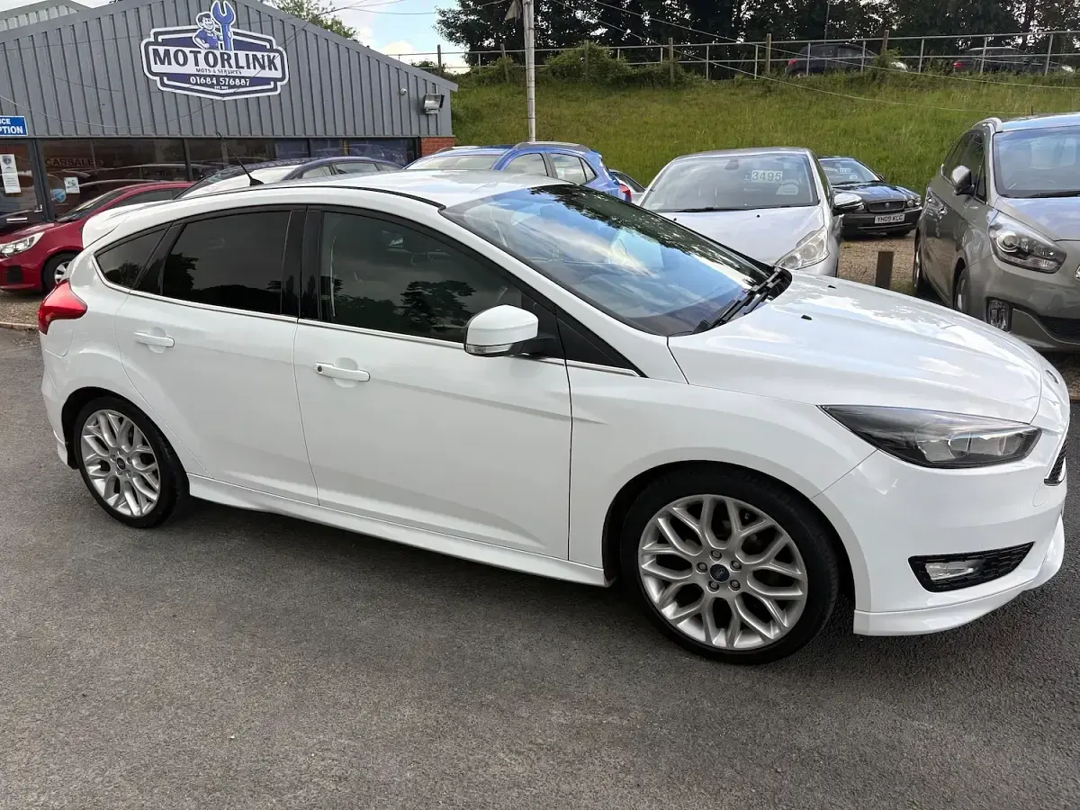 Used Ford Focus Zetec 125 HP (91 kW) 2016 White Hatchback