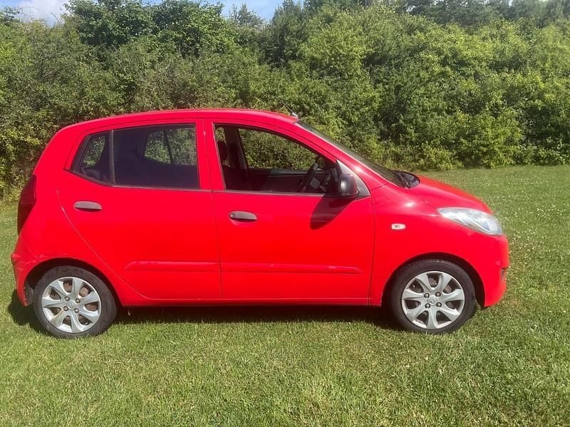 Used Hyundai i10 Classic 86 HP (63 kW) 2011 Red Hatchback