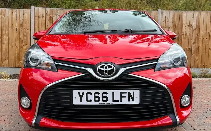 Used Toyota Yaris 99 HP (72 kW) 2016 Red Hatchback