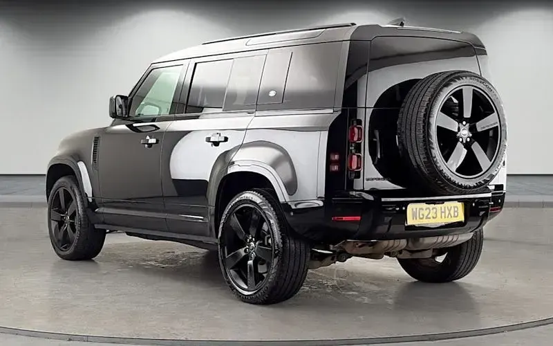 Begagnad Land Rover Defender HSE Dynamic 300 HK (220 kW) 2023 Svart SUV