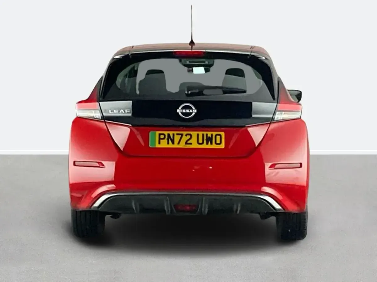 Begagnad Nissan Leaf Acenta 110 kW (150 HK) 2022 Röd Halvkombi