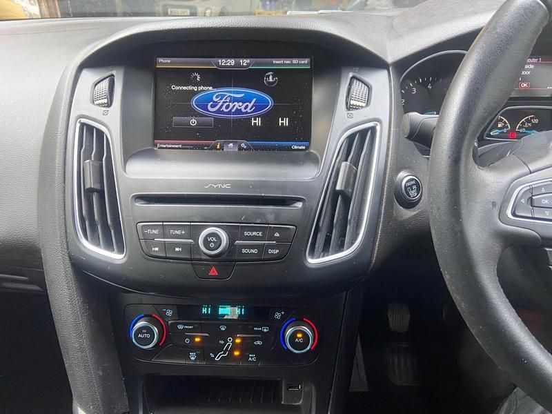Käytetty Ford Focus Titanium 2016 Musta Viistoperä