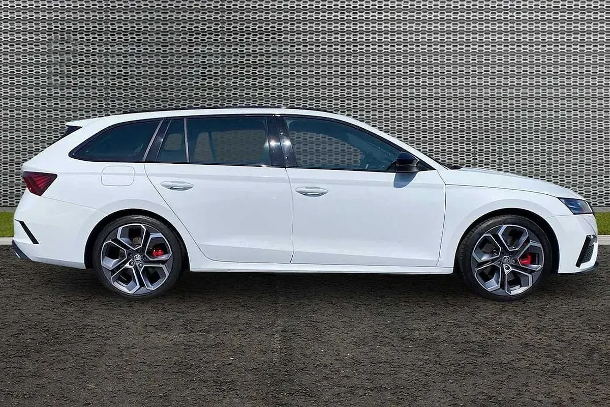 Used Skoda Octavia vRS 180 HP (132 kW) 2023 Moon white metallic Estate