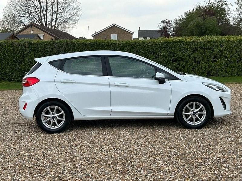 Usado Ford Fiesta Zetec 100 HP (73 kW) 2018 Branco Citadino
